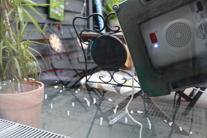 Im Test entfernt der Ecovacs Winbot W1 Pro Stiftgeschmiere von einem Fenster.